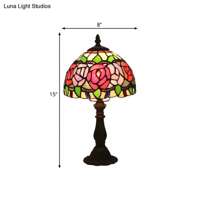 Lámpara de mesa de noche antigua de latón con un solo cabezal y vidriera mediterránea con diseño de rosas rosas, rojas y tulipanes.