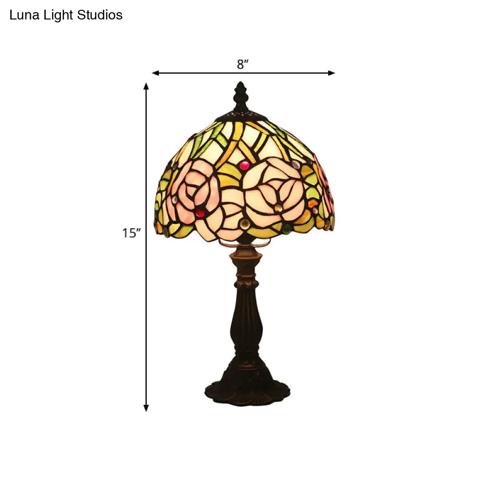 Lámpara de mesa de noche antigua de latón con un solo cabezal y vidriera mediterránea con diseño de rosas rosas, rojas y tulipanes.