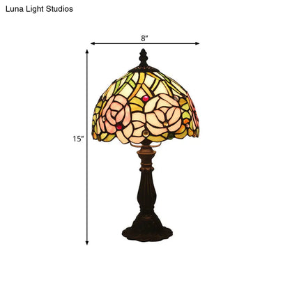 Lámpara de mesa de noche antigua de latón con un solo cabezal y vidriera mediterránea con diseño de rosas rosas, rojas y tulipanes.