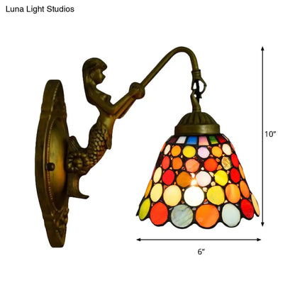 Aplique de pared Tiffany antiguo de latón con vidrieras multicolor y forma acampanada