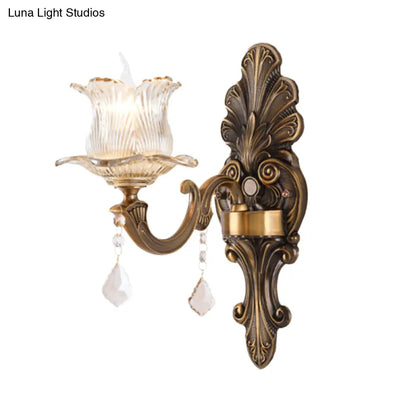 Lámpara de pared antigua de latón: Lámpara de noche individual con pantalla de flores y cristal prismático transparente.