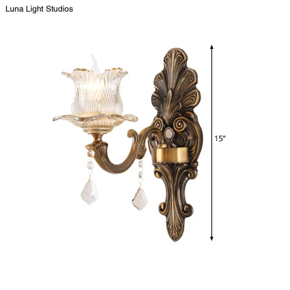 Lámpara de pared antigua de latón: Lámpara de noche individual con pantalla de flores y cristal prismático transparente.