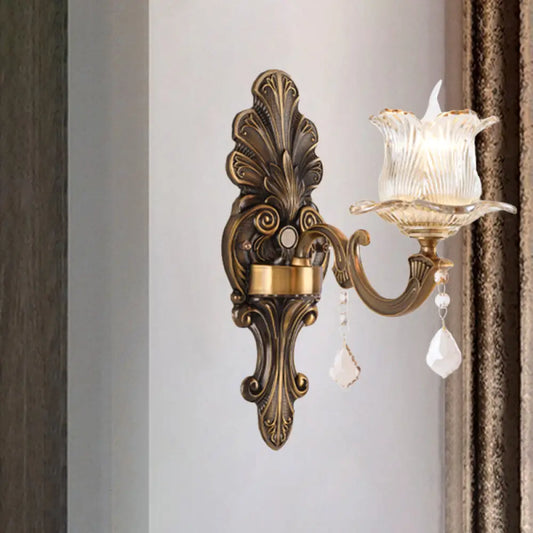 Lámpara de pared antigua de latón: Lámpara de noche individual con pantalla de flores y cristal prismático transparente.