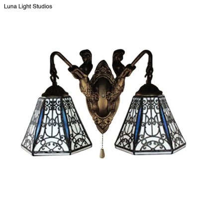 Aplique de pared antiguo de latón con dos cabezales de cristal blanco y negro acampanados y cadena para tirar