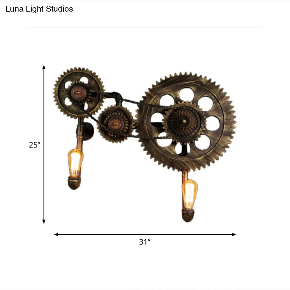 Aplique de pared industrial de dos luces con engranajes, en bronce antiguo.