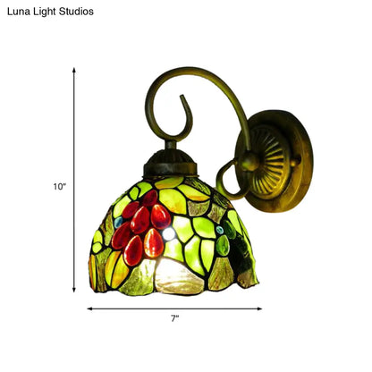 Aplique de pared Tiffany de bronce antiguo con cúpula de cristal verde claro