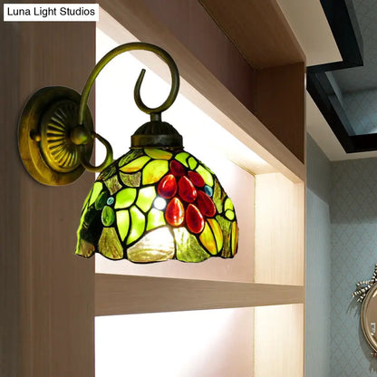 Aplique de pared Tiffany de bronce antiguo con cúpula de cristal verde claro