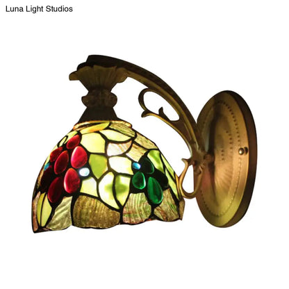 Aplique de pared Tiffany de bronce antiguo con cúpula de cristal verde claro