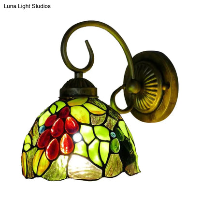 Aplique de pared Tiffany de bronce antiguo con cúpula de cristal verde claro