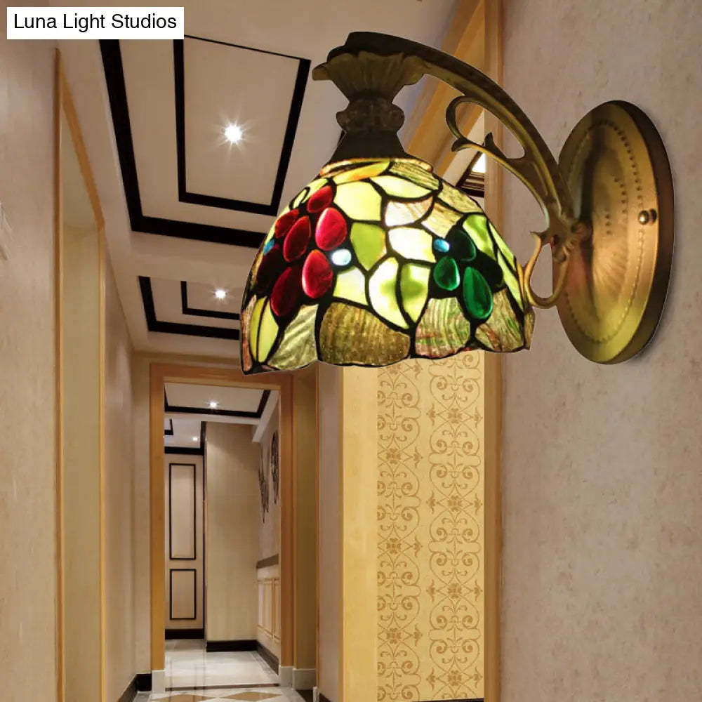 Aplique de pared Tiffany de bronce antiguo con cúpula de cristal verde claro