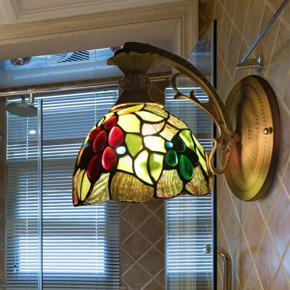 Aplique de pared Tiffany de bronce antiguo con cúpula de cristal verde claro