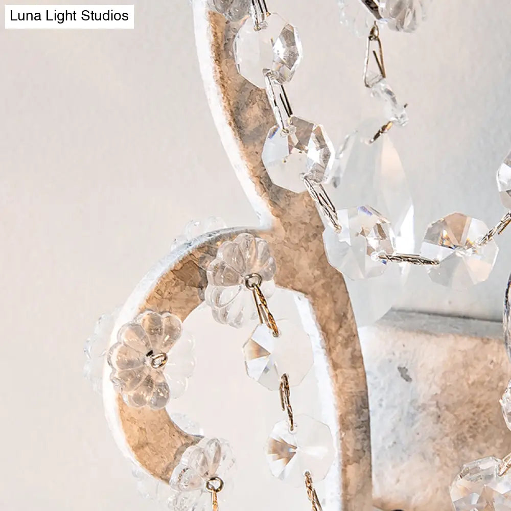 مصباح حائط شمعدان عتيق بلمسة كريستالية - تركيب معدني أبيض بثلاثة رؤوس