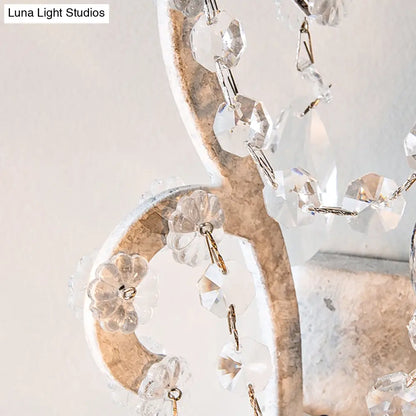 مصباح حائط شمعدان عتيق بلمسة كريستالية - تركيب معدني أبيض بثلاثة رؤوس