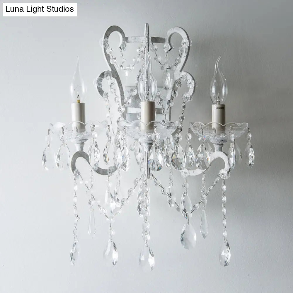 مصباح حائط شمعدان عتيق بلمسة كريستالية - تركيب معدني أبيض بثلاثة رؤوس