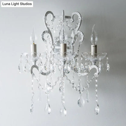 مصباح حائط شمعدان عتيق بلمسة كريستالية - تركيب معدني أبيض بثلاثة رؤوس