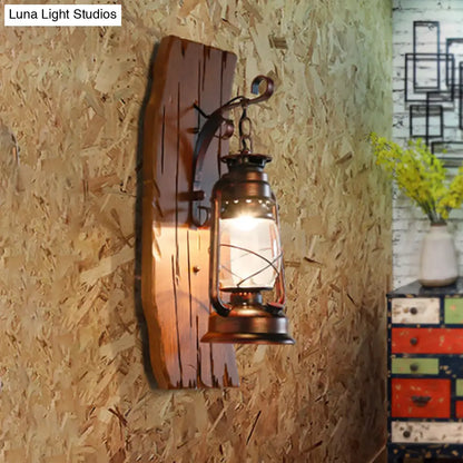 Lámpara de pared antigua de cristal transparente para queroseno con placa trasera de madera - Lámpara de pared rústica
