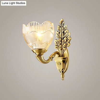 Aplique de pared antiguo de cristal transparente acanalado con forma de capullo de flor y acabado dorado: una elegante idea de iluminación de pared