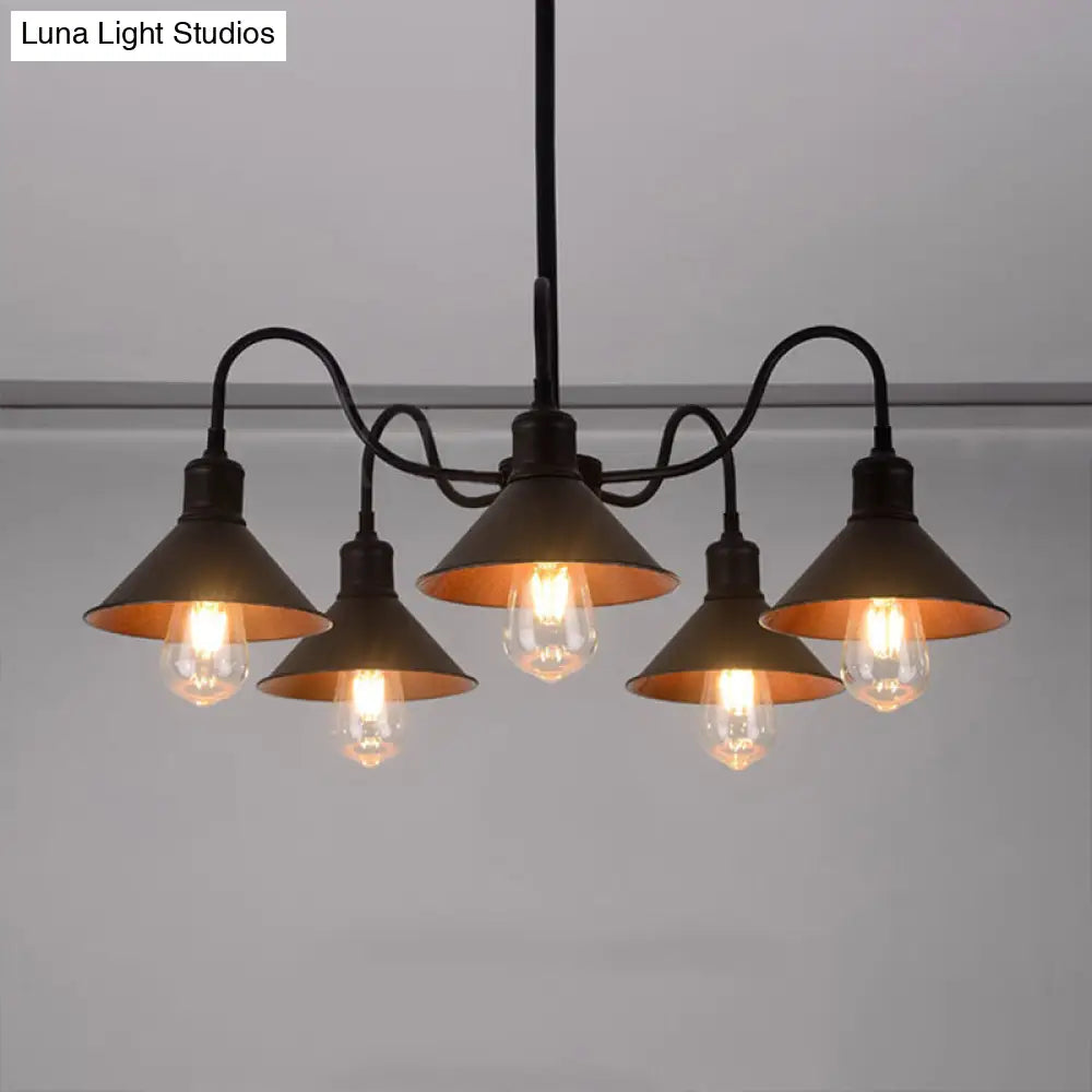 Lámpara de araña antigua de metal con pantalla cónica, 5 luces, brazo curvo, acabado negro.