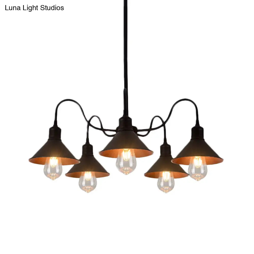 Lámpara de araña antigua de metal con pantalla cónica, 5 luces, brazo curvo, acabado negro.