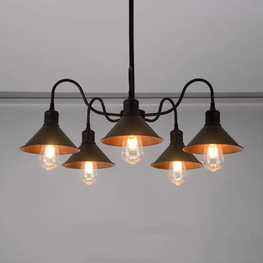Lámpara de araña antigua de metal con pantalla cónica, 5 luces, brazo curvo, acabado negro.