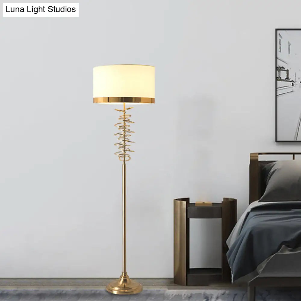 Lámpara de pie antigua con pantalla cilíndrica de tela blanca y roja, un solo cabezal y anillos decorativos - Ideal para salón