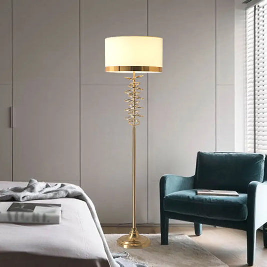 Lámpara de pie antigua con pantalla cilíndrica de tela blanca y roja, un solo cabezal y anillos decorativos - Ideal para salón