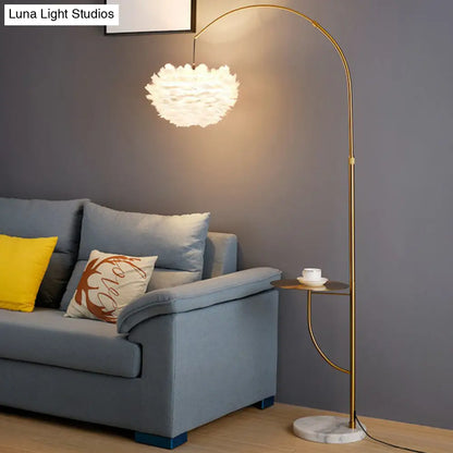 Lámpara de pie de arco en oro antiguo: Lámpara de pie posmoderna con bandeja de metal y pantalla de plumas