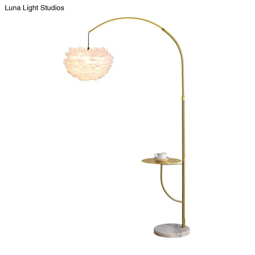 Lámpara de pie de arco en oro antiguo: Lámpara de pie posmoderna con bandeja de metal y pantalla de plumas