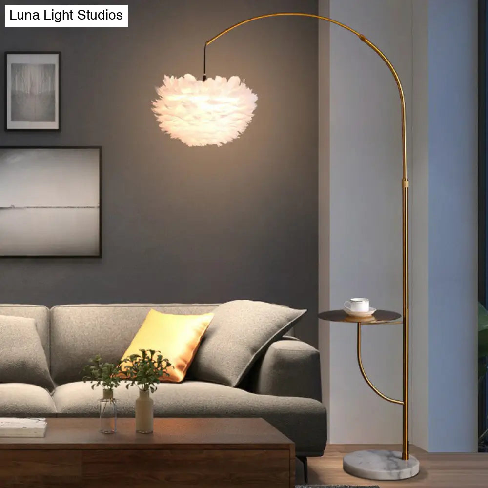 Lámpara de pie de arco en oro antiguo: Lámpara de pie posmoderna con bandeja de metal y pantalla de plumas