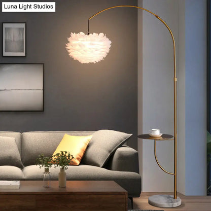 Lámpara de pie de arco en oro antiguo: Lámpara de pie posmoderna con bandeja de metal y pantalla de plumas