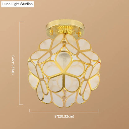 Lámpara de techo empotrada DecorBites™ de estilo colonial en oro antiguo con forma de pétalo y diseño de poliedro.