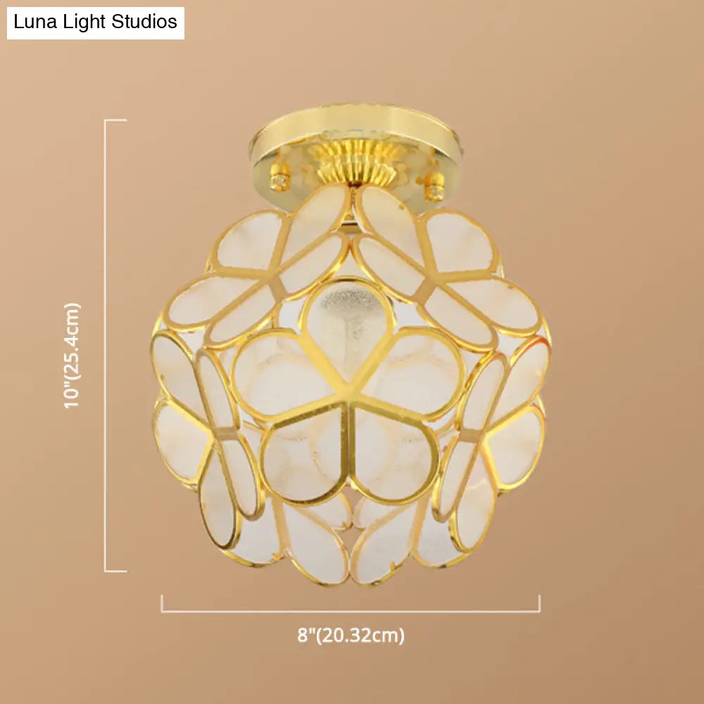 Lámpara de techo empotrada DecorBites™ de estilo colonial en oro antiguo con forma de pétalo y diseño de poliedro.