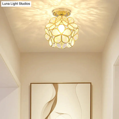 Lámpara de techo empotrada DecorBites™ de estilo colonial en oro antiguo con forma de pétalo y diseño de poliedro.