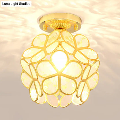 Lámpara de techo empotrada DecorBites™ de estilo colonial en oro antiguo con forma de pétalo y diseño de poliedro.