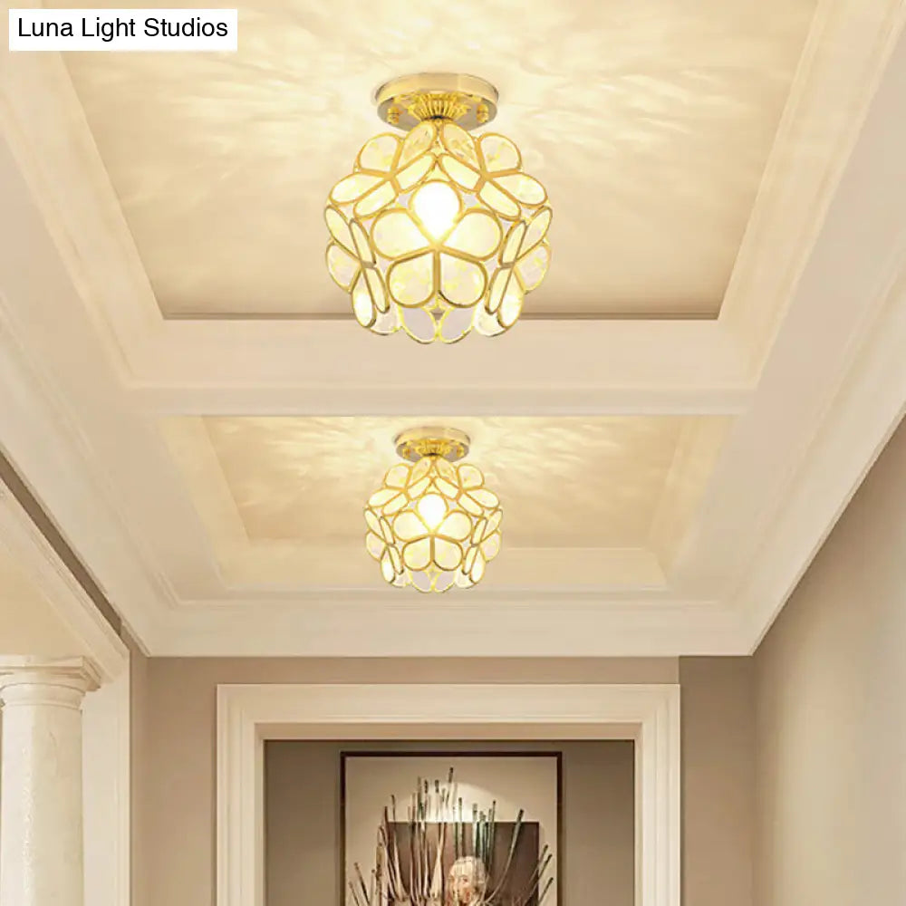 Lámpara de techo empotrada DecorBites™ de estilo colonial en oro antiguo con forma de pétalo y diseño de poliedro.