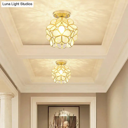 Lámpara de techo empotrada DecorBites™ de estilo colonial en oro antiguo con forma de pétalo y diseño de poliedro.