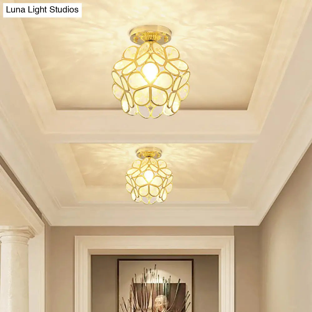 Lámpara de techo empotrada DecorBites™ de estilo colonial en oro antiguo con forma de pétalo y diseño de poliedro.