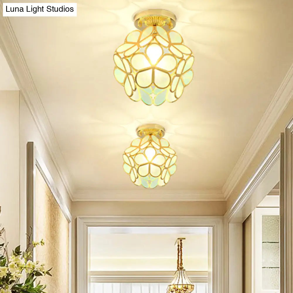 Lámpara de techo empotrada DecorBites™ de estilo colonial en oro antiguo con forma de pétalo y diseño de poliedro.