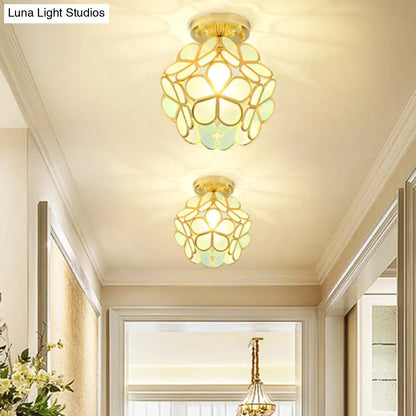 Lámpara de techo empotrada DecorBites™ de estilo colonial en oro antiguo con forma de pétalo y diseño de poliedro.