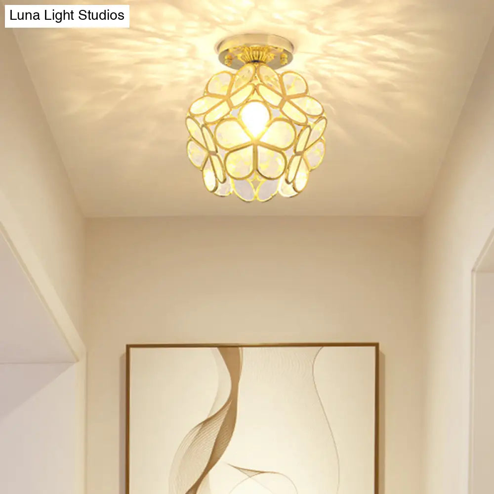 Lámpara de techo empotrada DecorBites™ de estilo colonial en oro antiguo con forma de pétalo y diseño de poliedro.