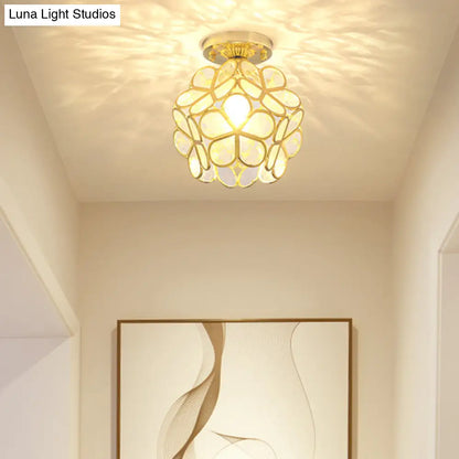 Lámpara de techo empotrada DecorBites™ de estilo colonial en oro antiguo con forma de pétalo y diseño de poliedro.