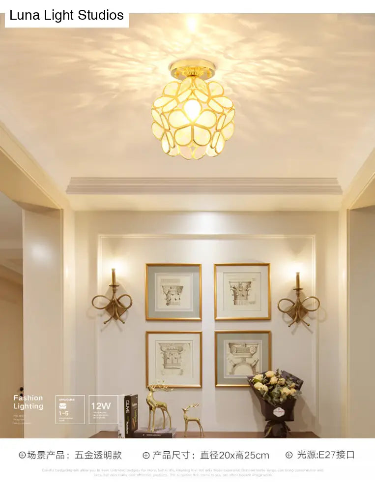 Lámpara de techo empotrada DecorBites™ de estilo colonial en oro antiguo con forma de pétalo y diseño de poliedro.