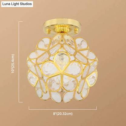 Lámpara de techo empotrada DecorBites™ de estilo colonial en oro antiguo con forma de pétalo y diseño de poliedro.