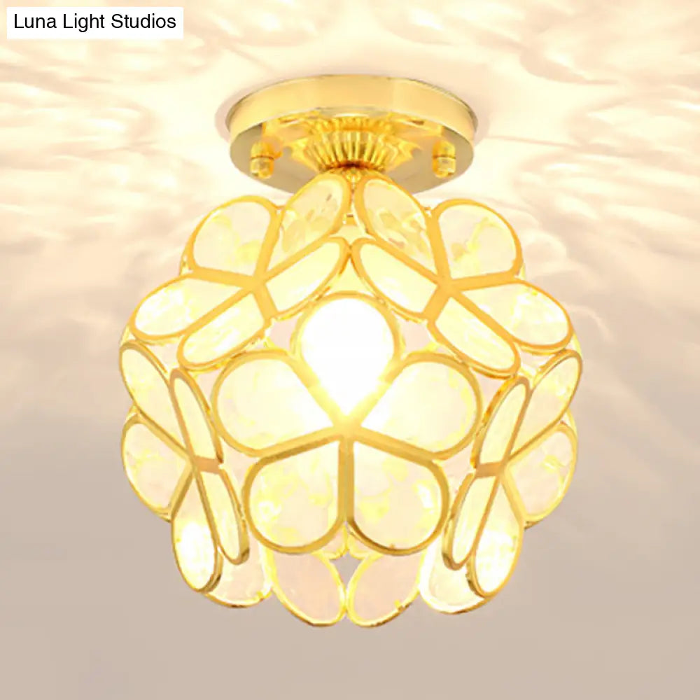 Lámpara de techo empotrada DecorBites™ de estilo colonial en oro antiguo con forma de pétalo y diseño de poliedro.