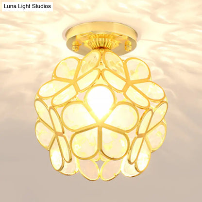 Lámpara de techo empotrada DecorBites™ de estilo colonial en oro antiguo con forma de pétalo y diseño de poliedro.