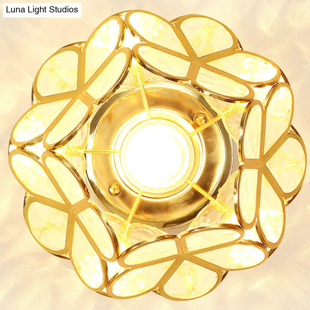 Lámpara de techo empotrada DecorBites™ de estilo colonial en oro antiguo con forma de pétalo y diseño de poliedro.