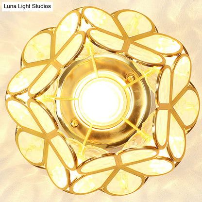 Lámpara de techo empotrada DecorBites™ de estilo colonial en oro antiguo con forma de pétalo y diseño de poliedro.