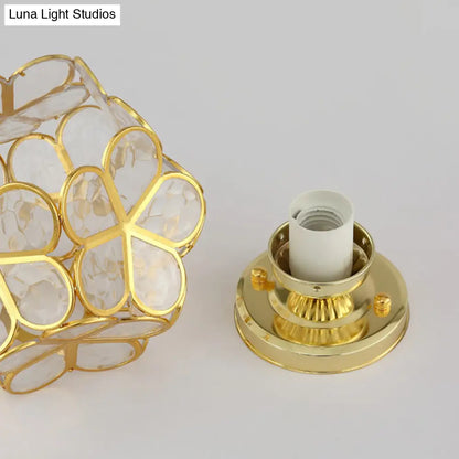 Lámpara de techo empotrada DecorBites™ de estilo colonial en oro antiguo con forma de pétalo y diseño de poliedro.