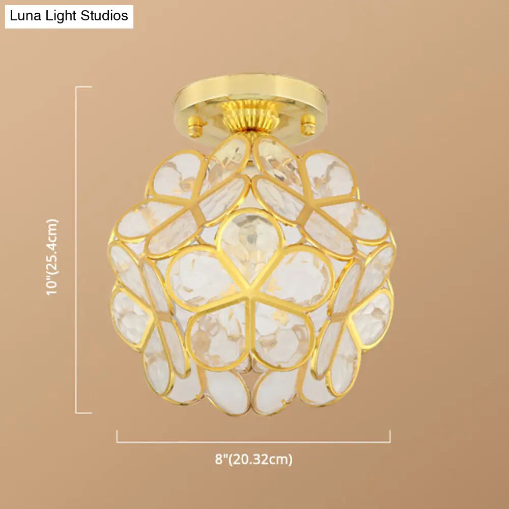 Lámpara de techo empotrada DecorBites™ de estilo colonial en oro antiguo con forma de pétalo y diseño de poliedro.