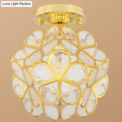 Lámpara de techo empotrada DecorBites™ de estilo colonial en oro antiguo con forma de pétalo y diseño de poliedro.